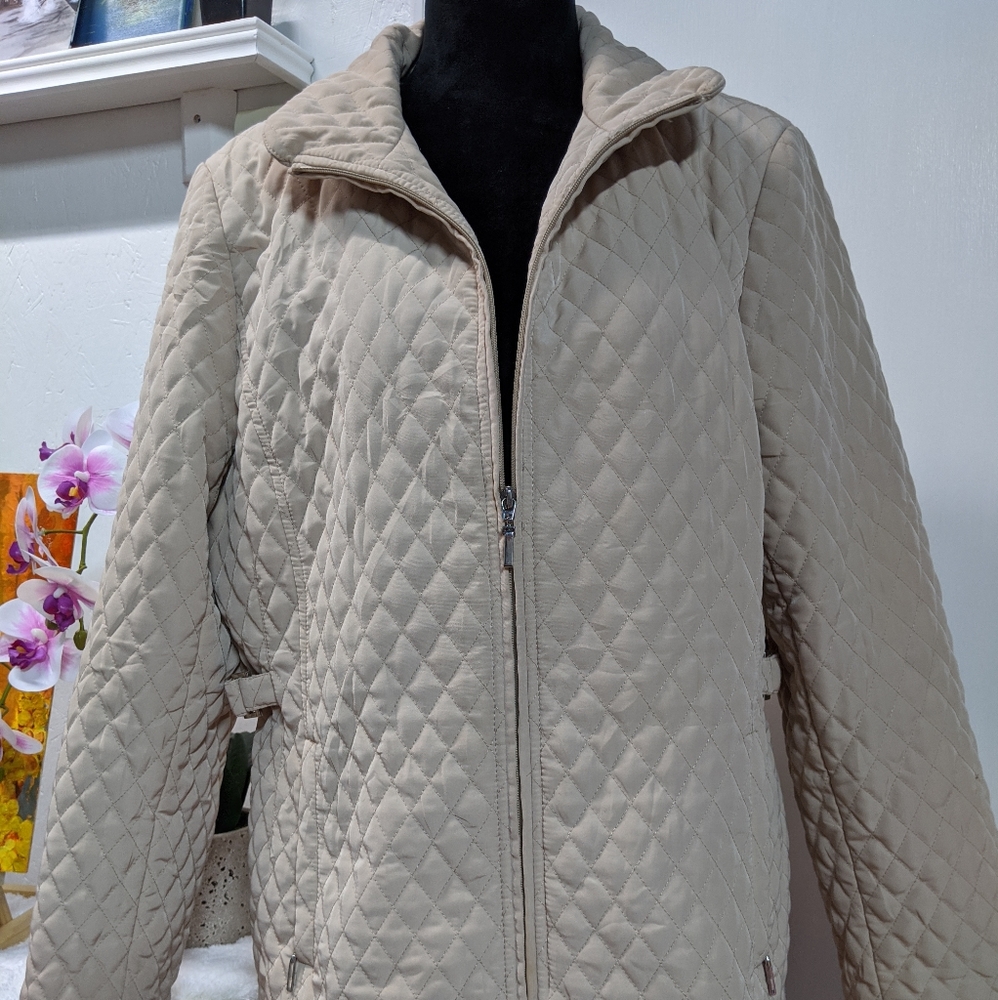 Jacket .Front zipper. Size XL.Color Beige